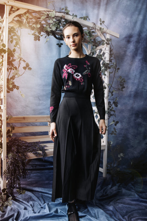 HEV Scattered Floral Embroidery Knit
